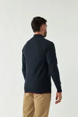 Campera tejida color verde militar, con cuello alto, puños y logo bordado.