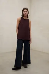 Top Sia de lino en color blanco, con cuello redondo y diseño sin mangas.