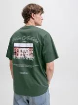 Remera de manga corta y cuello redondo con calce relajado. Confeccionada en algodón orgánico, presenta un pequeño estampado tipográfico en el pecho.