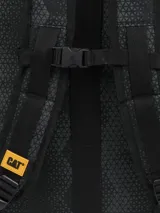 Mochila de cabina Caterpillar modelo Bobby Cabin en color negro con diseño geométrico bordado. Posee un compartimento principal de apertura completa, bolsillo frontal con cierre, compartimento acolchado para computadora y correas ajustables. Dispone de hebillas de compresión laterales y asa de mano lateral.