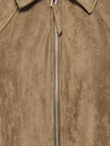 Campera corta de efecto gamuza en color marrón, con cuello camisero, cierre frontal de cremallera metálica, bolsillos laterales y cordón ajustable en el dobladillo inferior.