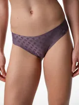 Bombacha tipo bikini de tiro medio confeccionada en microfibra con diseño jacquard. Presenta bordes cortados a láser para un ajuste invisible y cómodo. Cuenta con refuerzo interior de algodón.