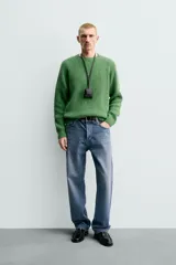 Sweater de punto perlado botonato en color marrón, corte regular fit, con cuello redondo y manga larga.