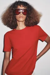 Camiseta de algodón con diseño de rayas horizontales, cuello redondo y manga corta.