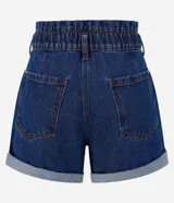 Short de jeans azul oscuro, corte holgado, cintura alta con elástico y trabillas, cierre con botón y cremallera, bolsillos y ruedo doblado.