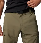 Short cargo de trekking color verde militar con múltiples bolsillos, incluyendo uno lateral con cierre y bolsillos cargo en las piernas.