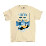 Remera color crema con estampa frontal inspirada en la película El Gran Gatsby, que incluye el título, los icónicos ojos, la mansión y un auto antiguo.