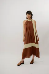 Vestido largo color marrón con detalles en tono marfil, escote halter y lazo largo en el cuello.