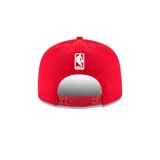Gorra roja con logo de los Chicago Bulls bordado en relieve en el frente, cierre a presión ajustable y logo de la NBA en la parte trasera.