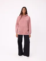 Canguro oversize color negro con efecto lavado, capucha y estampa gráfica en la espalda con tipografía desgastada y detalles en color turquesa.