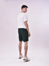 Bermuda de corte clásico color negro, con cintura elástica y cordón ajustable, bolsillos laterales y diseño minimalista.