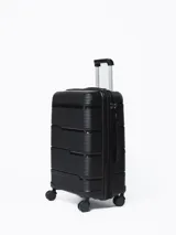 Valija rígida de viaje color negro con diseño de líneas horizontales en relieve. Cuenta con manija retráctil, cuatro ruedas con giro de 360°, candado de seguridad y organizadores internos.