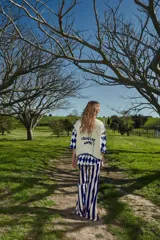 Pantalón de crepé con estampado a rayas verticales azules y blancas, y elástico en la cintura.