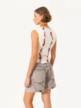 Musculosa blanca con estampado de pimientos rojos, escote redondo con detalle de puntilla y calce al cuerpo.