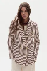 Blazer cruzado de lino con diseño de rayas verticales burdeos sobre fondo beige, solapas de muesca, bolsillos delanteros de parche y doble botonadura con botones claros.