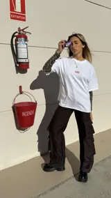 Remerón negro de algodón con estampado frontal en letras blancas con la frase “On my way to buy overpriced coffee”.