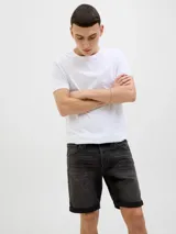 Bermuda de jean color gris oscuro con efecto lavado, de corte recto y largo hasta las rodillas, con dobladillo vuelto en los puños y bolsillos clásicos.