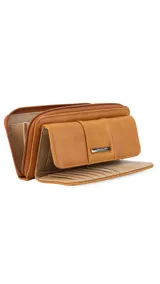 Billetera larga Lincoln's con diseño de textura croco, solapa con broche a presión y compartimento con cierre. Incluye múltiples tarjeteros, visor y monedero interno.