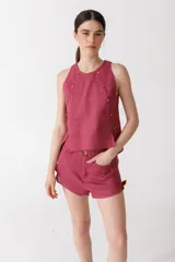 Short de tiro alto color fucsia, con bolsillos laterales y detalle decorativo en los costados del ruedo.