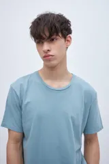 Remera de manga corta color blanco, con cuello redondo y corte holgado.