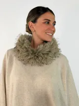 Cuello de piel sintética en tono beige con textura suave y voluminosa, diseñado para abrigar la zona del cuello.