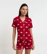 Pijama americano corto compuesto por camisa de manga corta con cuello solapa y botones frontales, y short con cintura elástica. Ambos con estampa de corazones y detalles de ribetes en contraste.