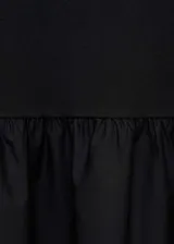 Vestido largo de diseño combinado, con cuerpo ajustado de punto de algodón con cuello redondo y mangas largas, y falda evasé con detalles fruncidos en la cintura.