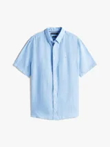 Camisa celeste de lino de manga corta con cuello abotonado y logo bordado en el pecho.