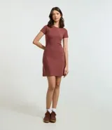 Vestido corto color ladrillo, confeccionado en tejido de punto rib de algodón y elastano. Tiene cuello redondo y mangas cortas.