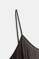 Vestido midi de tirantes finos con escote redondo, confeccionado en mezcla de viscosa y lino. Presenta un diseño con volumen, detalle de pliegues frontales y bajo asimétrico.
