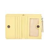 Monedero Terrano color rosa con textura símil cuero de reptil y cierre superior con cremallera.