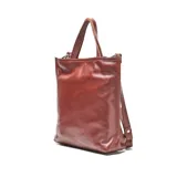 Bandolera grande de cuero color marrón, con diseño cuadrado, doble asa de mano y correa larga ajustable y extraíble. Cuenta con cierre superior y logo de la marca grabado en el frente.