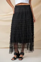 Pollera midi de tul negro con volados horizontales y cintura elastizada.