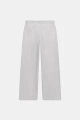 Jeans de tiro medio con diseño de cinco bolsillos y pierna ancha. Presenta un corte recto y holgado con bajo acabado sin costuras y cierre frontal con cremallera y botón metálico.