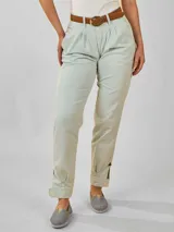 Pantalón color verde agua, de corte recto, con pinzas en la cintura, bolsillos laterales y ruedo con botón. Incluye cinturón marrón con hebilla dorada.