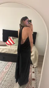 Vestido largo bordó con escote halter pronunciado, detalle de nudo en el centro y tajo lateral en la falda.