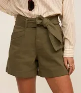 Short de cintura media color crudo, con cinturón de lazo y bolsillos laterales.