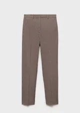 Pantalon de vestir con diseño de cuadros pequeños, tiro medio y corte recto. Cuenta con bolsillos laterales de ribete y cierre frontal oculto con cremallera y gancho.