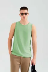Musculosa de punto color verde menta, con cuello redondo y diseño clásico sin mangas.