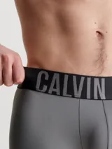 Pack de tres boxers largos de microfibra con ajuste de talle medio. Presentan un diseño minimalista en color negro con la icónica cinturilla elástica distintiva de la marca Calvin Klein en contraste.