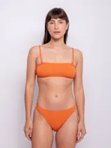 Bombacha de bikini básica color celeste con textura de flores.