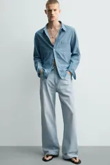Jeans flare fit confeccionados en denim de algodón de tejido rígido, color celeste claro. Presentan diseño de cintura efecto revés, cinco bolsillos, tiro medio y cierre frontal con cremallera y botón.