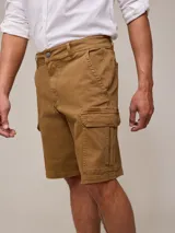 Bermuda cargo de sarga color marrón, con bolsillos laterales con solapa y cierre de botón, corte recto y ajuste cómodo.