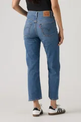 Jeans Levi's modelo Ribcage Straight Ankle, color azul con lavado medio, tiro alto y diseño de pierna recta corta.