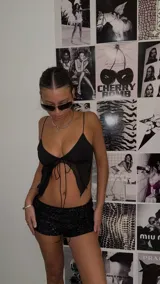 Short negro con lentejuelas.