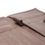Porta pasaporte XL modelo Chris, color chocolate, confeccionado en cuero vacuno con diseño vertical, cierre de broche a presión y logo grabado en bajo relieve.