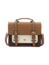 Cartera de cuero en combinación de tonos marrón, tostado y beige, con diseño estructurado tipo satchel, correas con hebillas metálicas decorativas y manija superior.