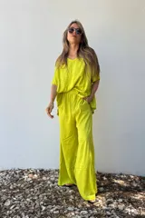 Pantalón palazzo color lima de lino, con cintura elastizada.