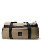 Bolso deportivo tipo duffel de North Sails, color beige con detalles en negro. Cuenta con correas de transporte resistentes, cierres de seguridad y parche con logo de la marca en el frente.
