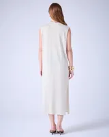 Vestido largo de tejido de punto color gris oscuro con textura metalizada, cuello escote en V y tajos laterales.